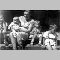 094-0195 Gross Thierbach 1941. Charlotte Broscheit mit ihren Kindern Martin, Christa, Barbara und Oskar.jpg